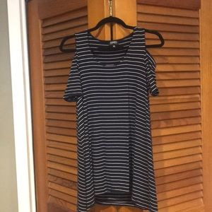 jones New York Cold Shoulder top